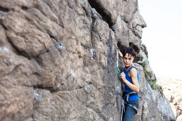 女性は岩を登る. — ストック写真