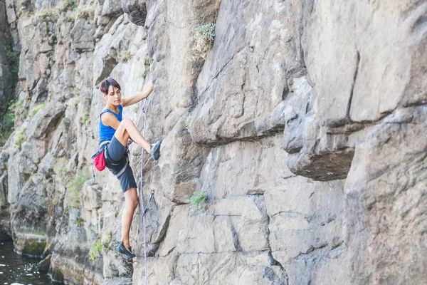 水面上的登山者. — 图库照片