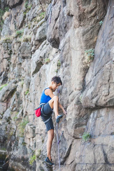 Bir kadın rock tırmanıyor. — Stok fotoğraf