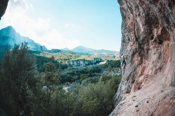 En klättrare klättrar rock. — Stockfoto