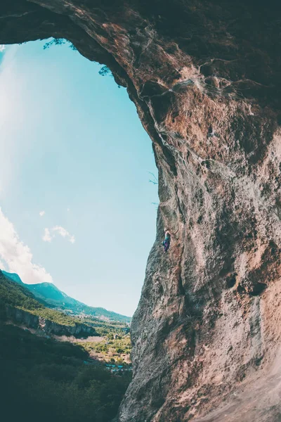 Una chica sube a la roca . — Foto de Stock