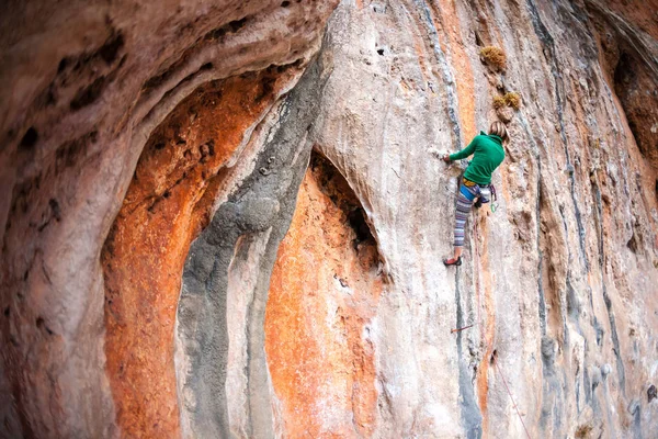 Bir kadın rock tırmanıyor. — Stok fotoğraf