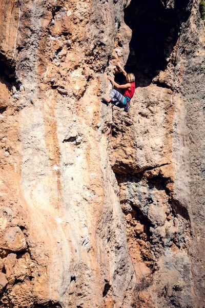 A woman climbs the rock. — Stock Photo, Image