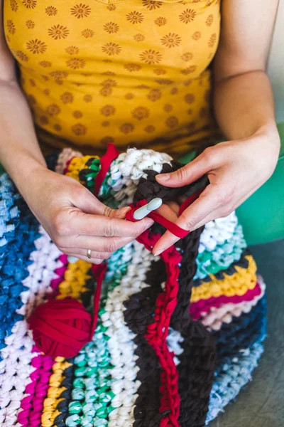 The woman is crocheting. — Stock Photo, Image