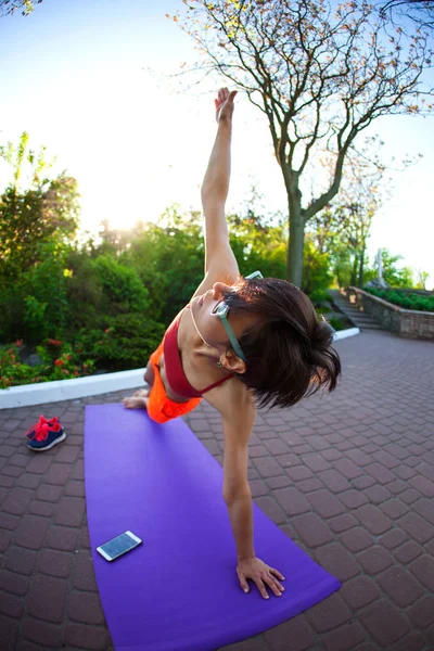 Yoga nel parco. — Foto Stock