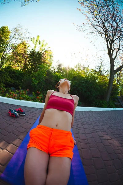 Yoga im Park. — Stockfoto