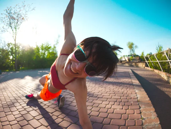 Yoga i parken. - Stock-foto