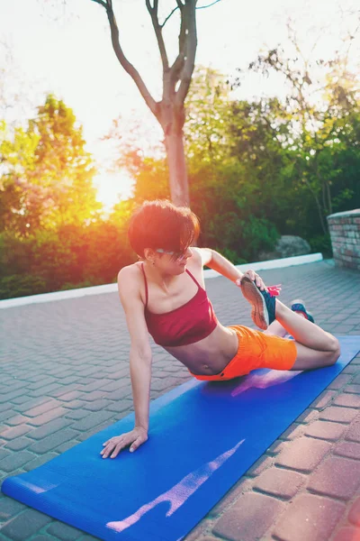 Una donna sta facendo stretching . — Foto Stock