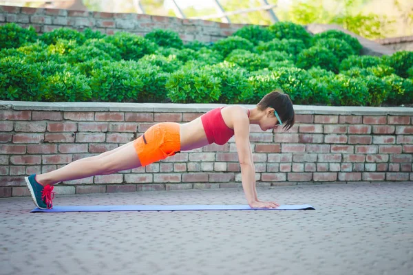 Chica está entrenando en el parque . — Foto de Stock