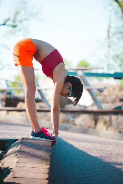 Una donna sta facendo stretching . — Foto Stock