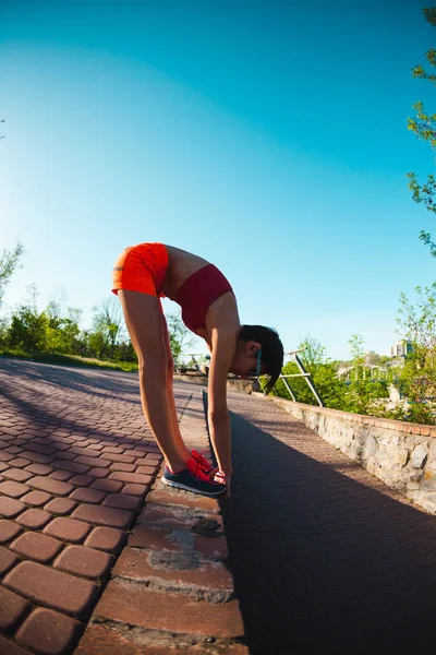 Una donna sta facendo stretching . — Foto Stock