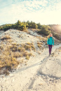 bir sırt çantası ile bir kız.