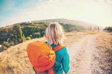 Sırt çantalı kadın.