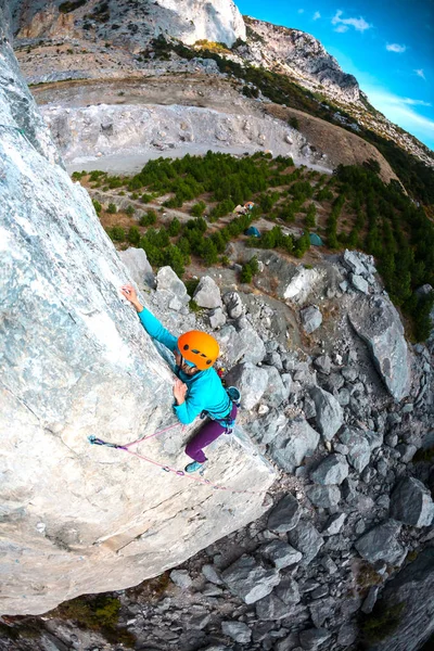 Mountaineer em capacete . — Fotografia de Stock