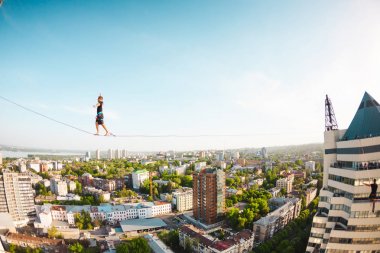 Bir adam bir hat boyunca yürüyor.