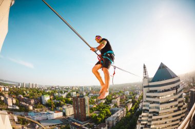 Bir adam bir hat boyunca yürüyor.