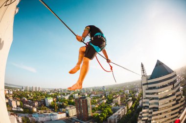 Bir adam bir hat boyunca yürüyor.