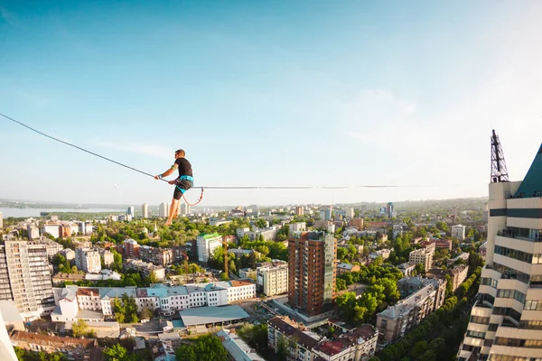 Muž je chůze podél linie. — Stock fotografie