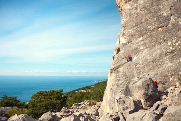 Formación de escaladores de roca en la naturaleza . — Foto de Stock