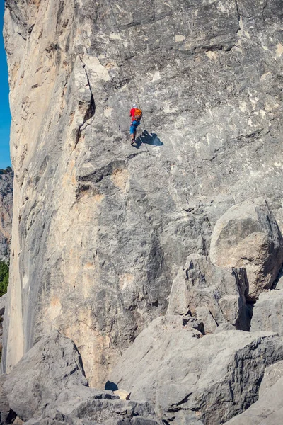 El escalador está colgado de una cuerda. . — Foto de Stock