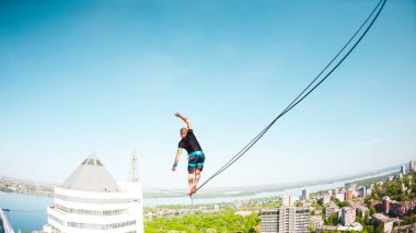 Adam şehrin üzerinde Dengeleme.