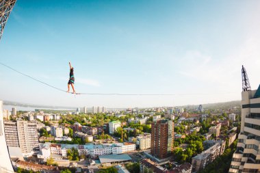 Adam şehrin üzerinde Dengeleme.