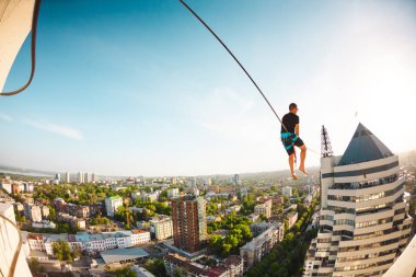 Adam şehrin üzerinde Dengeleme.