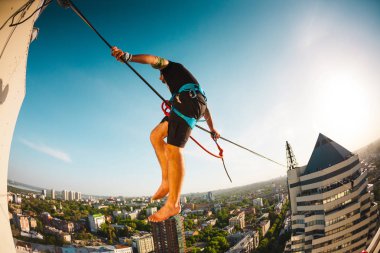 Adam şehrin üzerinde Dengeleme.