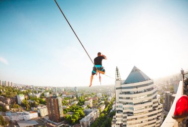 Bir adam bir hat boyunca yürüyor.