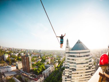 Bir adam bir hat boyunca yürüyor.