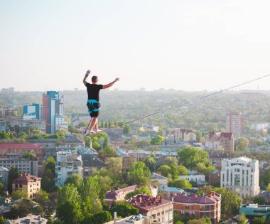 Bir adam bir hat boyunca yürüyor.