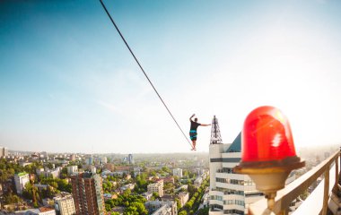 Adam şehrin üzerinde Dengeleme.