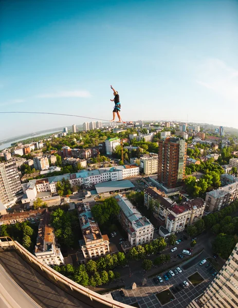 Ein Mann läuft entlang einer Linie. — Stockfoto