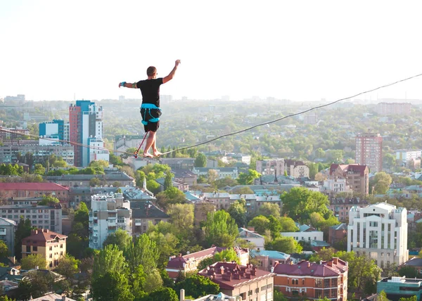 The man is balancing over the city. — Stock Photo, Image