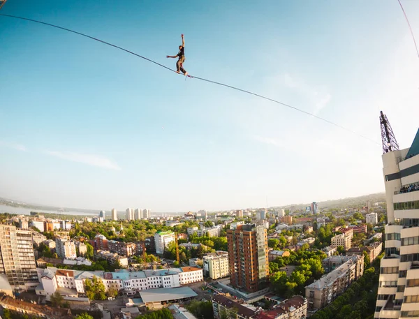 The man is balancing over the city. — Stock Photo, Image