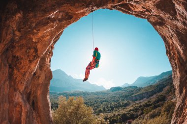 Tırmanıcı bir ip üzerinde asılı.