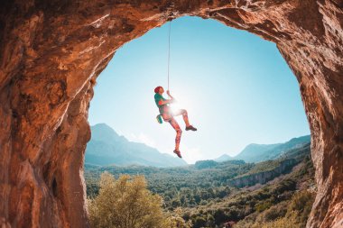Tırmanıcı bir ip üzerinde asılı.