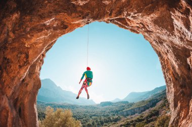 Tırmanıcı bir ip üzerinde asılı.