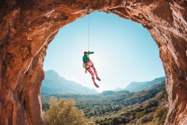 Tırmanıcı bir ip üzerinde asılı.