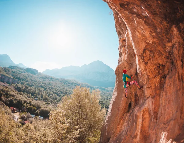 Un escalador sube a la roca . —  Fotos de Stock