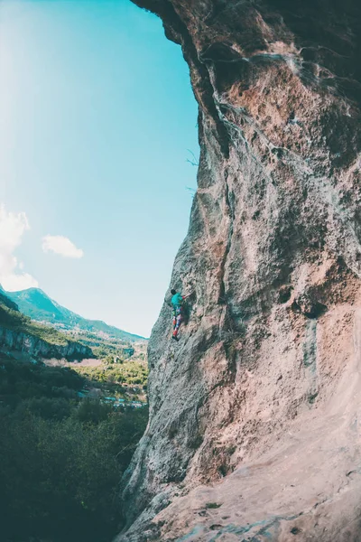 Un escalador sube a la roca . — Foto de Stock