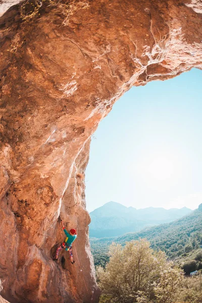 Una mujer sube a la roca . — Foto de Stock