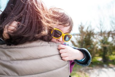 Bir çocuk annesi sarılma.