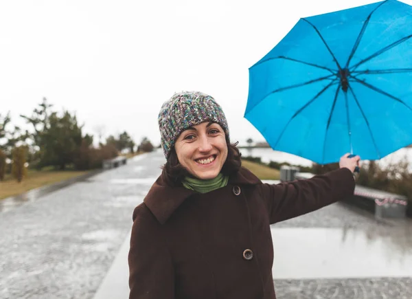 Портрет жінки з парасолькою . — стокове фото