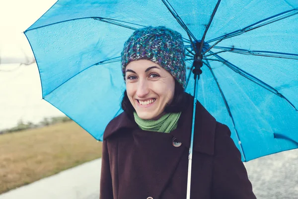 Портрет женщины с зонтиком . — стоковое фото