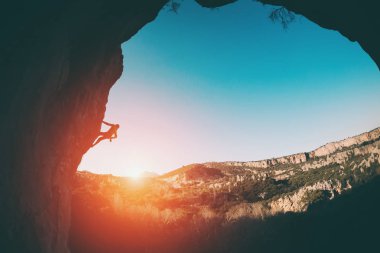 Bir dağcının silueti.