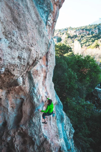 Egy ember mászik a rock. — Stock Fotó