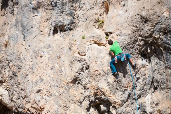 Ein Mann erklimmt den Felsen. — Stockfoto