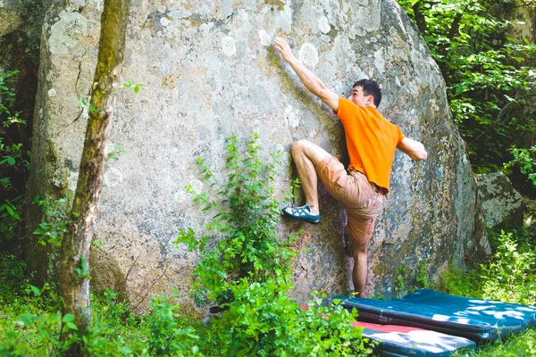 クライマーがクライミング ・ ボルダリング. — ストック写真