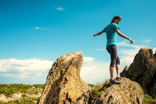 Chica sube la montaña —  Fotos de Stock